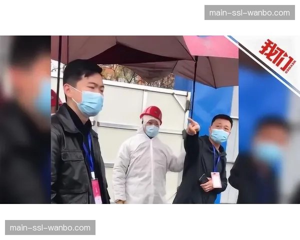 场边花絮：大雨中，小球童为教练组撑起雨伞