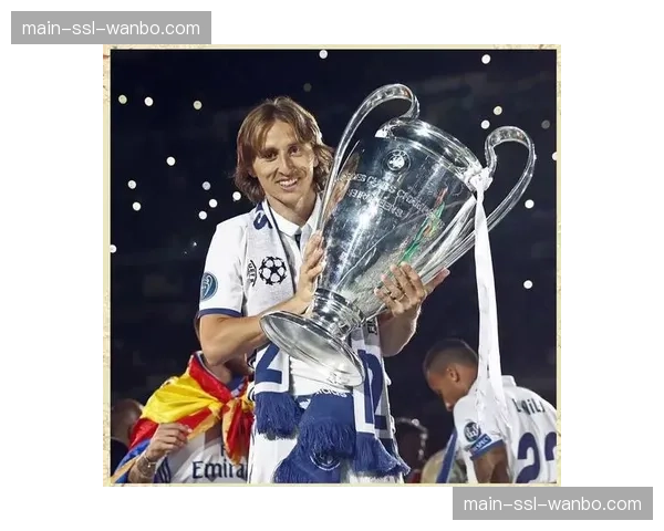 特写：莫德里奇替补席凝望，这会是他的最后一场欧冠吗？