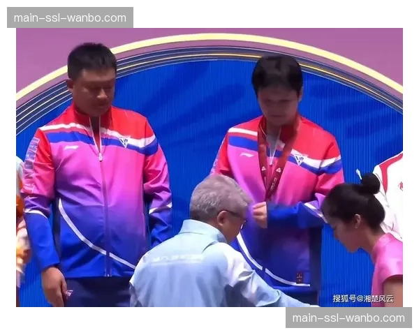 颁奖仪式上，亚军与季军共同将冠军的手臂高高举起