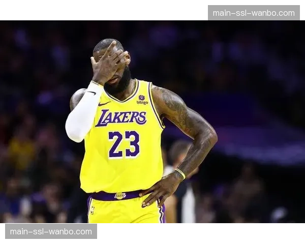 湖人主场球迷高呼“科比”致敬詹姆斯关键抢断